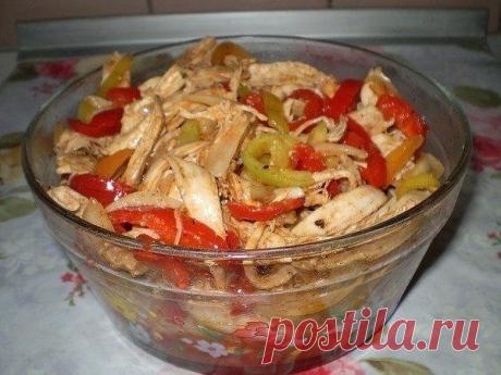 "КУРИЦА ХЕ" 

Ингредиенты: 
- 1 куриная грудка 
- 2-3 шт. болгарских сладких перцев(красивее если разноцветный) 
- 1 большая луковица 
- растит. масло, 
- уксус, 
- соль, 
- 0,5 ч.л. красный горький и 1/3 ч л черный молотые перцы, 
- 1 ст.л. приправы для корейской моркови (острая), 
- 1 ст.л. томатной пасты (пропорции приправ написала приблизительно-я делаю "на глаз"-все зависит насколько вам нравится остренькое) 

Приготовление: 
1. Грудку отварить и остудить. (В оригинал...
