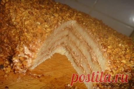 Лёгкий торт "Медовик" на кефире
=кефир 500 мл
яйца 2 шт.
мука 2 стакана
сахар 1,5 стакана
мед 3 ст.л.
сода 1/2 ч.л.