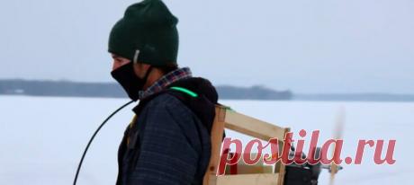 Зимой есть свои развлечения, которые ни в чем не уступают летним. Один молодой канадец, любящий кататься на коньках «с ветерком», решил, что ему мало скорости. Дальнейшая мыслительная деятельность привела к тому, что он все же нашел способ достичь цели. Парень разработал «ледяной джетпак» и теперь запросто разгоняется до скорости в 40 км/час, вызывая зависть у остальных любителей зимних забав. Фото Хэлли Котнам / CBC Конструкция оказалась одновременно простой, как все гениальное, и…