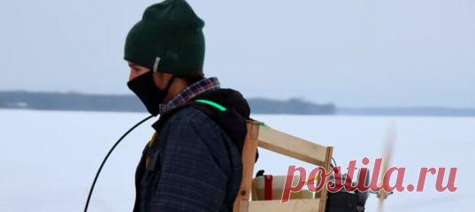 Зимой есть свои развлечения, которые ни в чем не уступают летним. Один молодой канадец, любящий кататься на коньках «с ветерком», решил, что ему мало скорости. Дальнейшая мыслительная деятельность привела к тому, что он все же нашел способ достичь цели. Парень разработал «ледяной джетпак» и теперь запросто разгоняется до скорости в 40 км/час, вызывая зависть у остальных любителей зимних забав. Фото Хэлли Котнам / CBC Конструкция оказалась одновременно простой, как все гениальное, и…