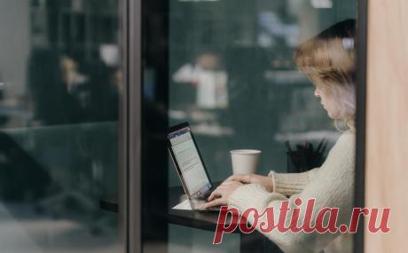 Почти 80% российских компаний подняли зарплаты за последний год. Аналитики выяснили, что в Москве и Петербурге реже повышали зарплаты, чем в регионах, а больше всего зарплатные предложения увеличились для айтишников, строителей, кадровиков, маркетологов и сотрудников банков