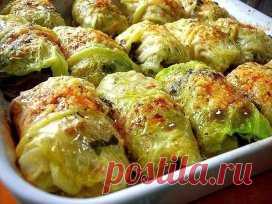 10 самых вкусных рецептов голубцов - обязательно сохраните
1. Голубцы с грибами
Ингредиенты:
Белокочанная капуста — 8–10 листьев 
Вода 
Соль — по вкусу 
Растительное масло — 2 ст. л. 
Для начинки: 
Свежие грибы — 500 г или сушеные грибы — 100 г 
Томатная паста — 1–2 ст. л. 
Рассыпчатая рисовая каша — 1/2 ст.
Соль — по вкусу
Приготовление:
1. Капустные листья проварить в кипящей воде 2–3 мин., вынуть из воды, дать воде стечь. 
2. При необходимости жесткие прожилки листьев слегка отбить до мя