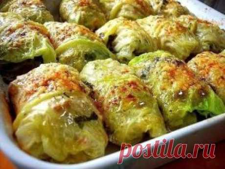 10 самых вкусных рецептов голубцов - обязательно сохраните
1. Голубцы с грибами
Ингредиенты:
Белокочанная капуста — 8–10 листьев 
Вода 
Соль — по вкусу 
Растительное масло — 2 ст. л. 
Для начинки: 
Свежие грибы — 500 г или сушеные грибы — 100 г 
Томатная паста — 1–2 ст. л. 
Рассыпчатая рисовая каша — 1/2 ст.
Соль — по вкусу
Приготовление:
1. Капустные листья проварить в кипящей воде 2–3 мин., вынуть из воды, дать воде стечь.