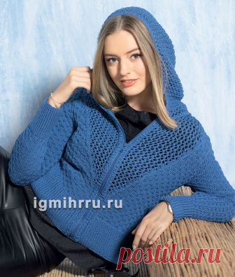 Синий жакет с капюшоном и ажурными вставками. Вязание спицами