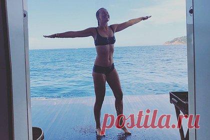 Собчак показала фигуру в купальнике на фоне слухов о беременности. Российская телеведущая Ксения Собчак показала фигуру в откровенном виде на фоне слухов о беременности. 41-летняя знаменитость поделилась снимком, на котором она позирует в черном купальнике спортивного стиля. На размещенном кадре видно, что на лице журналистки отсутствует макияж.