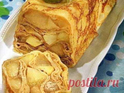 Блинный пирог с яблоками Перед подачей нарезаем пирог кусками шириной 3 см.