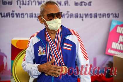 102-летний старейший спринтер страны назвал спорт причиной своего долголетия. Житель Таиланда, которому исполнилось 102 года, победил в соревнованиях по бегу в четвертый раз подряд и назвал причину своего долголетия. Саванг Джанпрам, который прославился на родине как старейший участник забегов на 100 метров рассказал, почему, по его мнению, он живет так долго.