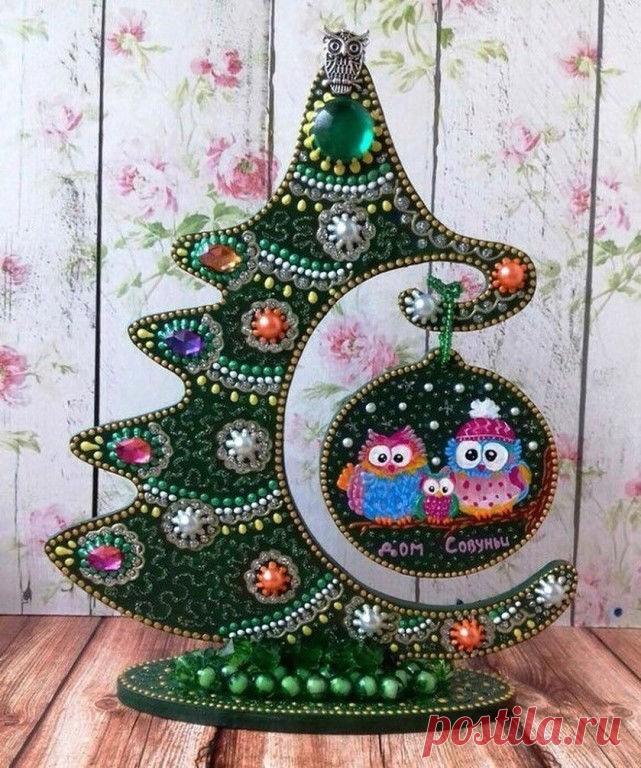 Скоро Новый Год. Создаём елочки из картона и декорируем их.  Можно использовать бисер, блёски, бусины и др. материалы.