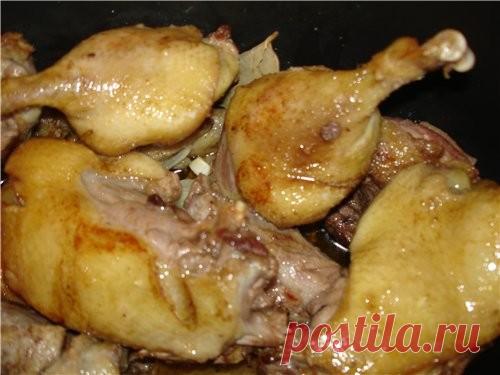 Утка тушеная (самые простые рецепты) Приготовление :Просто порезала на кусочки, слегка обжарила на растительном масле. Сложила в утятницу. Посолила, поперчила, добавила мелко порезаную луковицу.Залила утку кипяченой водой (что бы она чут…