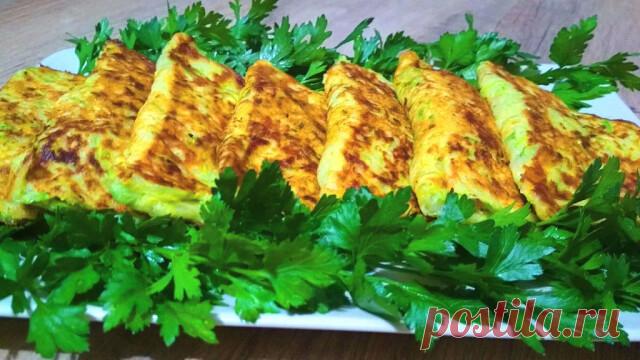 Кабачковые пирожки с мясом

 Ингредиенты

для теста
кабачок – 500 гр.
яйца – 1 шт.
кефир – 180 мл.
мука – 100-120 гр.
сода – 1/3 ч.л.
соль
для начинки
мясной фарш – 250 гр.
лук – 2 шт.
соль, черный перец
чеснок 1-2 зуб.
растительное масло (для жарки)