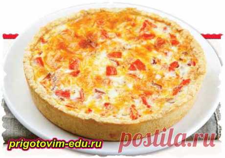 Пирог Киш с грудинкой и помидорами Для теста: • 150 г муки • 50 г холодного сливочного масла • 1 яйцо • соль Для начинки: • 150 г сыра • 50 г грудинки • 2 яйца • 2-3 средних помидора • 100-150 мл сливок • соль • перец