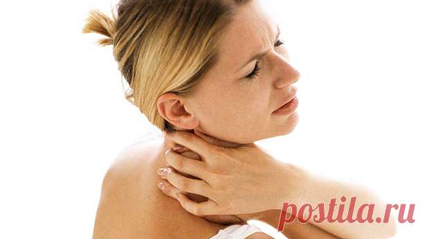 Отчего болит спина? Отложение солей в позвоночнике: что это и как лечить.  Боль в спине и шее, хруст в позвоночнике, болезненные уплотнения в мышцах – все это принято считать проявлением «отложения солей» в позвоночнике. Мол, много соли употреблял – и вот результат .На самом деле официальная медицина давно перестала считать поваренную соль причиной каких бы то ни было болезней.