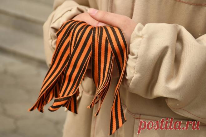 В Молдавии будут штрафовать за ношение георгиевской ленты в День Победы. В апреле 2022 года в Молдавии приняли закон, который запрещает носить георгиевские ленты и символы Z и V в публичных местах.