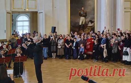 В Эрмитаже прошел концерт в День защитника Отечества. Духовой оркестр Санкт-Петербургского Музыкального училища имени М. П. Мусоргского исполнил военные марши и вальсы