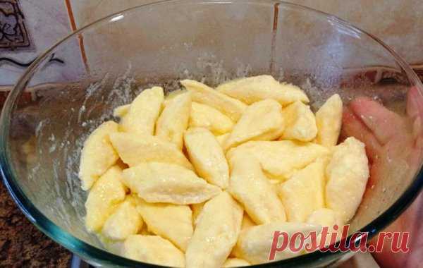 Ленивые вареники с творогом. Без лепки: быстро и вкусно
Ингредиенты:
творог — 1 кг;
соль — 1 ч.л.;
сахар — 3 ст.л.;
яйца — 3 шт.;
мука — 9 ст.л.;
Продолжение на сайте: https://poejka.ru/lenivye-vareniki-s-tvorogom-bez-lepki-bystro-i-vkusno/?utm_source=kul
