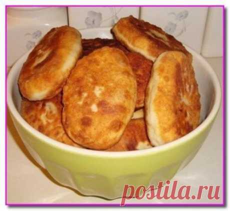 - Быстрые и вкуснейшие пирожки с картошкой и мясом. Ингредиенты: * 2 стакана сметаны (кефира, ряженки, простокваши). * 2 яйца. * соль по вкусу. * немного сахара. * 1 чайная ложка без верха соды гашеной в 1 столовой ложке уксуса. (Если используете кефир...