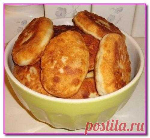 - Быстрые и вкуснейшие пирожки с картошкой и мясом. Ингредиенты: * 2 стакана сметаны (кефира, ряженки, простокваши). * 2 яйца. * соль по вкусу. * немного сахара. * 1 чайная ложка без верха соды гашеной в 1 столовой ложке уксуса. (Если используете кефир...