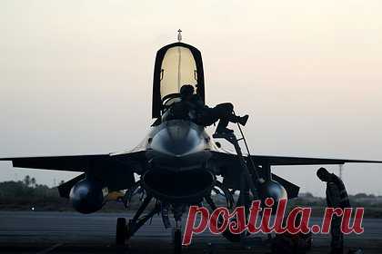 В МИД прокомментировали вопрос о поставках истребителей F-16 на Украину. Москве было ясно с самого начала, что рано или поздно на Украине окажется вся номенклатура западных вооружений из стран НАТО. Так вопрос о поставках истребителей F-16 Киеву прокомментировал замглавы МИД России Сергей Рябков.