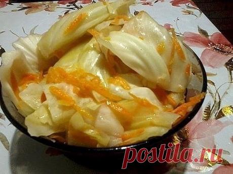 Капуста в горячем рассоле.
Это просто бомба, а не рецепт!

Ингредиенты
Капуста 2-3 кг.
Морковь — 2-3 шт.
Вода — 1,5 литра
Соль — 2 ст. л.
Сахар — 9 ст. л.
Чеснок 5-6 зубчиков
Уксус 70 % — 1 ст. л. или 9% — 200 гр.
Молотый черный перец — 1 ч.л.
Способ приготовления

Шаг 1 Готовим рассол: в кастрюлю наливаем воду, добавляем соль, сахар, уксус, молотый черный перец . Доводим до кипения. 
Шаг 2 Капусту хорошо моем и режем на 8-10 частей.
Шаг 3 Морковь чистим, трем на крупной т...