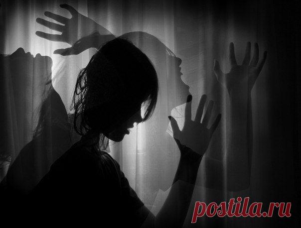 Пригвождена к позорному столбу
Славянской совести старинной,
С змеёю в сердце и с клеймом на лбу,
Я утверждаю, что — невинна.
Я утверждаю, что во мне покой
Причастницы перед причастьем.
Что не моя вина, что я с рукой
По площадям стою — за счастьем.
Пересмотрите всё моё добро,
Скажите — или я ослепла?
Где золото моё? Где серебро?
В моей руке — лишь горстка пепла!
И это всё, что лестью и мольбой
Я выпросила у счастливых.
И это всё, что я возьму с собой
В край целований мвости