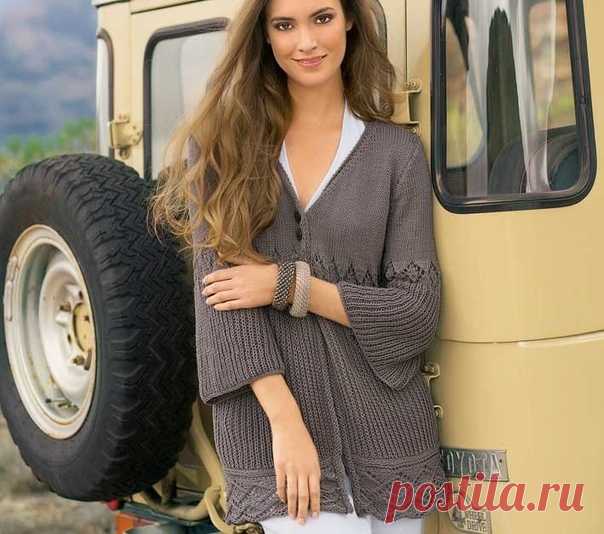 Кофта с каймой

Интересная котфа связана сверху вниз, а ажурная кайма, пущенная по низу, выполнена отдельно и после подшита к изделию.

Размеры
38/42

ВАМ ПОТРЕБУЕТСЯ
Пряжа (90% хлопка, 10% шелка; 110 м/50 г) 600 г серой; спицы №4,5; круговые спицы №4,5;
крючок № 3,5; 2 пуговицы.

УЗОРЫ И СХЕМЫ

ЛИЦЕВАЯ ГЛАДЬ
Лицевые ряды – лицевые петли, изнаночные ряды – изнаночные петли.

УЗОР ИЗ АЖУРНЫХ РОМБОВ
Число петель сначала кратно 7 + 2 кромочные. После 1-го ряда число петель кр...