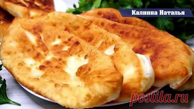 20 минут и Вкусные ПИРОЖКИ с необычной начинкой на столе. Тонкие пирожки на кефире. Это очень вкусно! Тесто на кефире готовится буквально за пять минут, а получается нежное, мягкое. Попробуйте приготовить, и вы не пожалеете. Вкусно, быстро, доступно и очень аппетитно! 
Рецепт:
Для теста:
Кефир – 250мл.
Мука -400гр.
Яйцо -1шт.
Растительное масло -20 мл.
Сахар -1ст.л.
Соль -1/2ч.л.
Сода -1/2ч.л.

Для начинки:
Картофель -5-6шт.
Плавленые сырки – 2шт. 
Зелень – по вкусу
Сливоч...