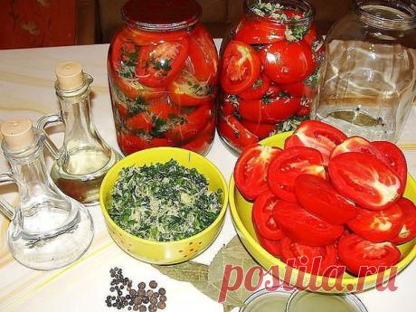 ПОМИДОРЫ, КОНСЕРВИРОВАННЫЕ ПОЛОВИНКАМИ. ОЧЕНЬ ВКУСНЫЕ!!! 

НАДО НА 10 ЛИТРОВЫХ БАНОК: 

• Помидоры – 5-6 кг 
• Лук репчатый (желательно фиолетовый) – 10 шт. 
• Перец болгарский сладкий – 4-5 шт. 
• Чеснок – 20 зубчиков 
• Листья хрена – 10 шт. 
• Зонтики укропа – 10 шт. 
• Морковь – 3-4 шт. 
• Лимонная кислота 

Для рассола ( на 10 банок примерно 6 литров рассола, лучше сделать чуть больше). 
На 1 литр воды: 70 сахара, 50 г соли. 

ГОТОВИМ: 

1. Литровые банки хорошо помыт...