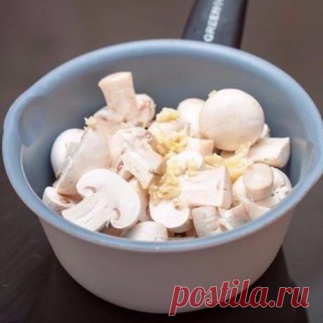 МАРИНОВАННЫЕ ШАМПИНЬОНЫ ЗА 5 МИНУТ. 

ИНГРЕДИЕНТЫ: 
● Шампиньоны — 500 г 
● Уксус (столовый, 9%) — 60 мл 
● Масло растительное — 120 мл 
● Чеснок — 3 зуб. 
● Перец черный (горошком) — 10 шт 
● Сахар — 2 ч. л. 
● Соль — 1 ч. л. 
● Лавровый лист — 4 шт 

ПРИГОТОВЛЕНИЕ: 
1. Шампиньоны помыть, крупные шампиньоны разрезать на 4 части, средние наполовину, мелкие можно оставить целыми. 
2. В кастрюльке, где будете варить грибы, приготовить маринад - смешать уксус, масло, сахар, с...