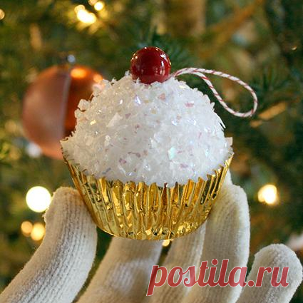 Cómo hacer adornos de navidad con forma de cupcake Cómo hacer adornos de navidad con forma de cupcake. En la antigüedad no había demasiada variedad de adornos de navidad, en cambio actualmente el árbol se decora con adornos que poseen figuras de todo tipo, sin importar que estas o tengan nada que ver c...