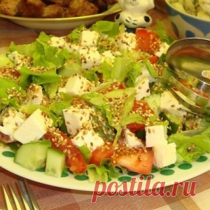 Овощной салат с кунжутом и моцареллой