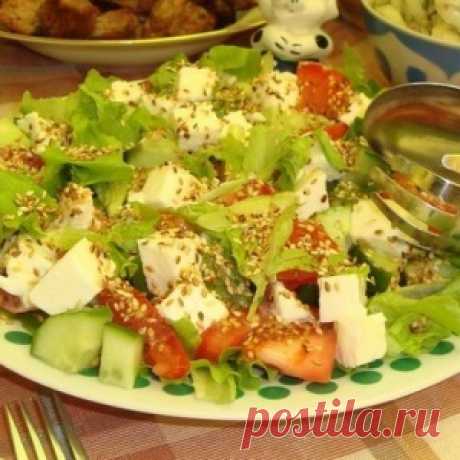 Овощной салат с кунжутом и моцареллой