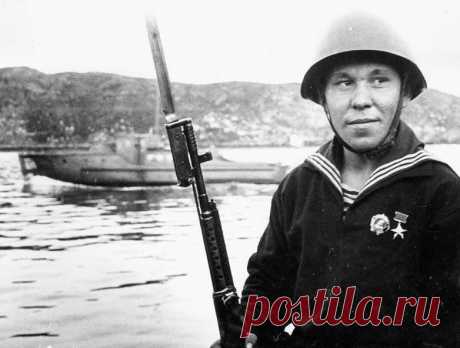 История морпеха Василия Кислякова. Он в одиночку убил более 100 немцев, а «Золотая Звезда» спасла жизнь. В начале июня 42-го года командир разведгруппы Василий Кисляков получил задание — проникнуть в расположение противника. Задание разведчики выполнили без потерь. А на обратном пути в тыл врага группа наткнулась на засаду: разведчики вступили в бой и начали отступать к своим. Василий Кисляков был тяжело контужен, но продолжал преследование врага. После контузии он не смог идти дальше и полз п…