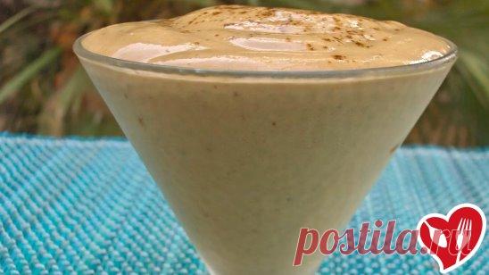 Банановый мусс  
Ингредиенты:
 Сливки 200 г.;
 Бананы 2 шт.;
 Сахар 1 ст.л.;
 Лимонный сок 1 ч.л.
Приготовление:
1. Очищенные бананы растереть в массу, добавить лимонный сок. Сливки взбить, добавить сахарную пудру и массу бананов.
2. Если мусс готовится с яичными белками, их надо взбить и частями присоединить банановую массу. Украсьте шоколадной крошкой или печеньем.
Приятного аппетита!