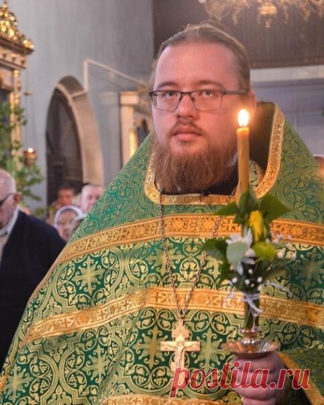 Умер человек?
Заблуждение 1. Когда усопший дома

Душа человека питается, а у некоторых даже выпивает. Ведь «кормят» же покойников! Ставят рюмку с водкой и куском хлеба, отводят покойнику место за столом. Ну, и в конце концов, оставляют еду на могиле! А самые ответственные родственники на поминках «кушают за усопшего». Ведь говорят же знающие люди, что чем больше съешь на поминках, тем лучше усопшему в Царстве Небесном!

Душа имеет некую «оболочку», некое «астральное тело»....