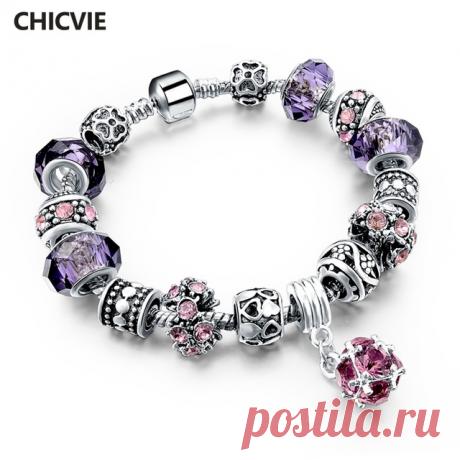 Браслет выполнен из серебристого металла. Основой его является легкая крученая цепочка, на которую надеты посеребренные элементы в виде бисера и высококачественные кристаллы. Данный браслет хоть и является бижутерией, однако высокое качество изготовления и качество применяемых материалов позволяет отнести его к ювелирным украшениям.