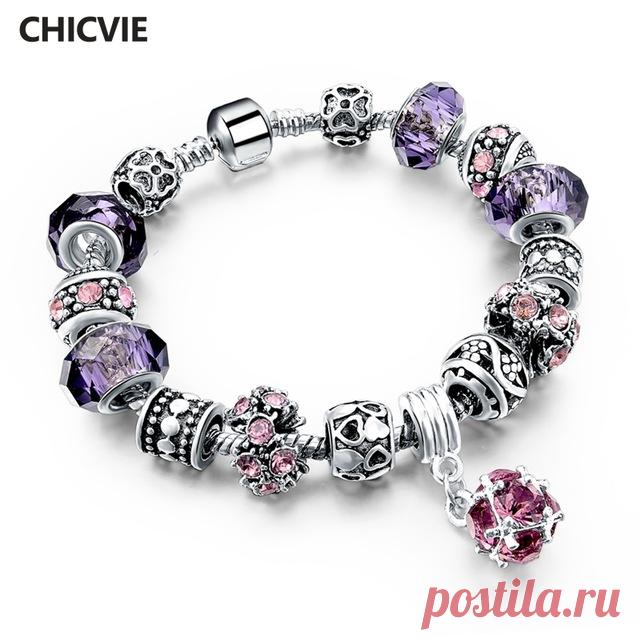 Браслет выполнен из серебристого металла. Основой его является легкая крученая цепочка, на которую надеты посеребренные элементы в виде бисера и высококачественные кристаллы. Данный браслет хоть и является бижутерией, однако высокое качество изготовления и качество применяемых материалов позволяет отнести его к ювелирным украшениям.