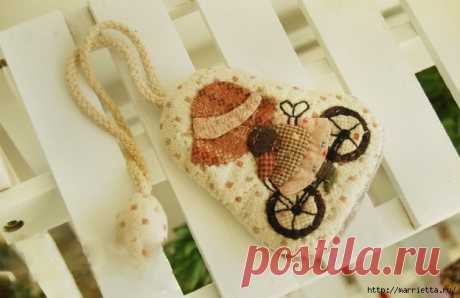 Брелок для ключей с аппликацией в технике лоскутного шитья