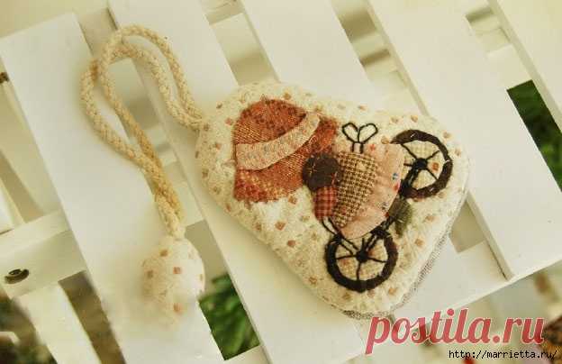 Брелок для ключей с аппликацией в технике лоскутного шитья