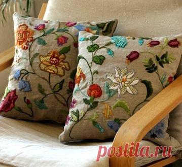 Декоративные подушки с вышивкой – красивые идеи.