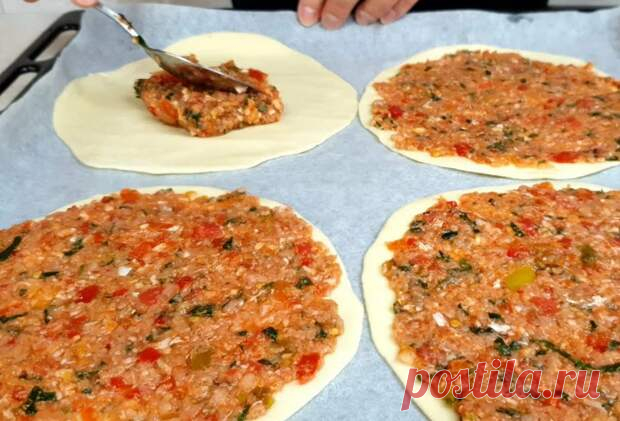 (48) Как я готовлю тесто с фаршем в духовке.  А-ля Лахмаджун - Будет вкусно - 15 января - 43388037454 - Медиаплатформа МирТесен Готовим тонкое быстрое дрожжевое тесто (для любой пиццы подходит) и сочную начинку из овощей, зелени и фарша. По классическому рецепту фарш должен быть из баранины, а в тесте должно быть оливковое масло и обязательно острый перец в составе, но я немного изменила состав, но это никак не влияет на - 15 января - 43388037454 - Медиаплатформа МирТесен