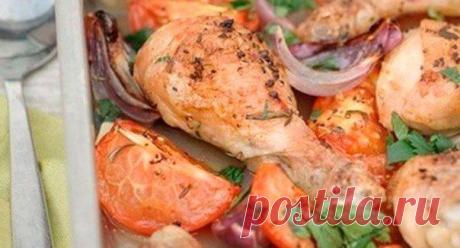 Пряные куриные ножки с помидорами

Ингредиенты:

●2 кг куриных окорочков
●1 большая луковица красная
●6 помидор
●2 зубчика чеснока
●1/4 стакана куриного бульона
●1 большая веточка розмарина
●От 2 до 3 веточки тимьяна
●куча петрушки
●3 столовые ложки лимонного сока
●2 столовые ложки оливкового масла
●приправа "лимонный перец"
●соль

Приготовление, в подробнее...