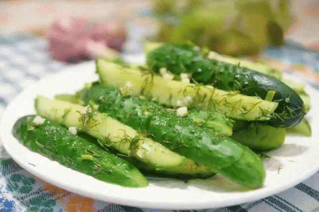 Малосольные огурцы.
Продукты:
~огурцы
~соль 1 ст.л соли
~чеснок
~укроп
~растительное масло
~1 ч.л сахара
~ 1 горький перец 
Огурцы протыкаем вилкой, чтоб выходил сок. Чеснок мелко нарезаем. Готовим маринад из:
~2 ст.л масла
~1 ч.л соли
~1 ст.л сахара
~чеснок
~горький перец
Огурцы ставим в пакет. Заливаем маринадом. Всыпаем укроп. Пакет закрываем и ставим в холодильник на 6 часов. Я делаю на ночь.
Маринованные огурцы "Закусочные"
Огурцы - 1 кг
Укроп - 1 пучок
Чеснок - 1 головка
Уксус 9% - 5-6