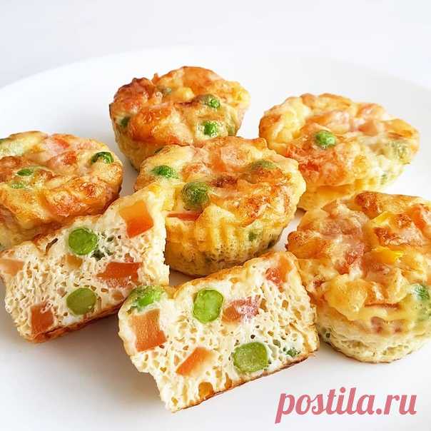 Фриттата - это итальянский омлет, который готовят с начинками из сыра, овощей, мяса или колбасы. В общем, можно добавить всё, что нравится.

А мини-фриттаты в формочках для маффинов получаются нежными и воздушными. 

ПОНАДОБИТСЯ:
Яйца 3 шт. 
Молоко 50 мл. 
1/3 ч.л. разрыхлителя Щепотка соли, перца. 

Ну а дальше всё зависит от вашего вкуса и от вашей фантазии :) 
Я в начинку кладу тертый сыр, зеленый горошек, кукурузу, помидор, иногда вареную курицу. Можно добавить ветчину...