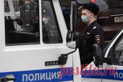 Двух полицейских арестовали за избиение распивавшего алкоголь россиянина. В Красноярском крае арестовали двух 39-летних сотрудников полиции, избивших 31-летнего россиянина. В конце июля ночью во дворе дома поселка Краснокаменск сотрудники МВД заметили распивавшего алкоголь мужчину. Один из полицейских ударил нарушителя кулаком в лицо, а затем потребовал проследовать с ними в отдел.