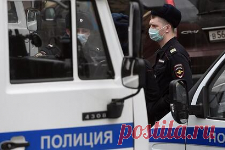 Двух полицейских арестовали за избиение распивавшего алкоголь россиянина. В Красноярском крае арестовали двух 39-летних сотрудников полиции, избивших 31-летнего россиянина. В конце июля ночью во дворе дома поселка Краснокаменск сотрудники МВД заметили распивавшего алкоголь мужчину. Один из полицейских ударил нарушителя кулаком в лицо, а затем потребовал проследовать с ними в отдел.