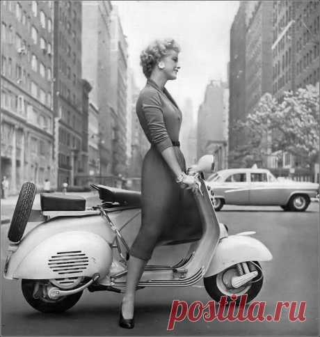 + Melissa Weston travels to her assignments on her Vespa sco… | Flickr