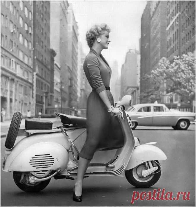 + Melissa Weston travels to her assignments on her Vespa sco… | Flickr