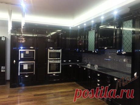 Угловая кухня в классическом стиле с фасадами МДФ эмаль черный глянец