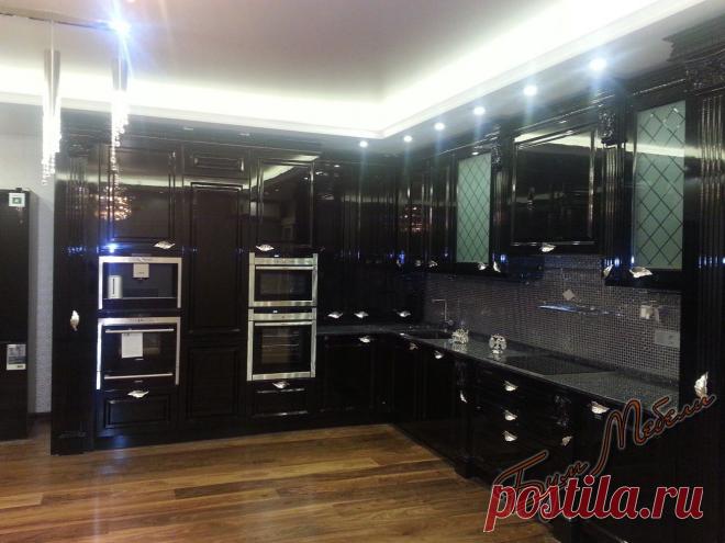 Угловая кухня в классическом стиле с фасадами МДФ эмаль черный глянец
