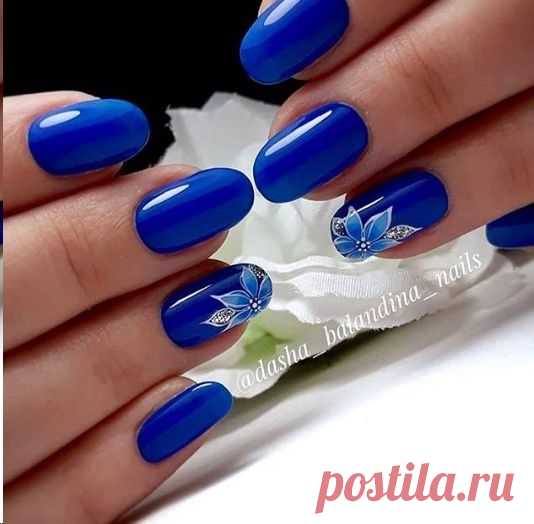 Яркий маникюр синим лаком